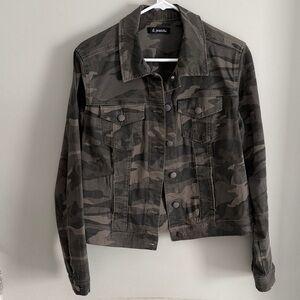 d. jeans Women's Camo Print Jean Jacket. Size M
